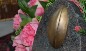 bronze-rugby-rugbyman-ballon-ovale-plaque-funeraire