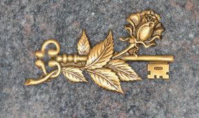 bronze-cle-rose-plaque-funeraire
