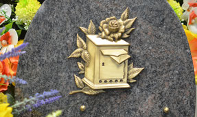 bronze-maison-boite-aux-lettres-facteur-courrier