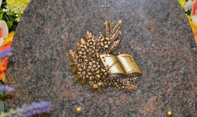 bronze-bouquet-fleurs-livre-pompes-funebres-plaque-funeraire