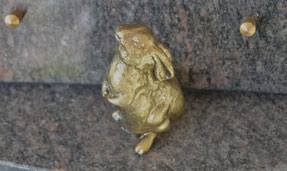 resine-figurine-lapin-bois-foret-chene-plaque-obseques