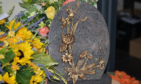bronze-gerbes-florales-plaque-funeraire-pompes-funebres-marbrerie-magasin-en-ligne