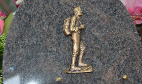 bronze-randonnee-marcheur-grimpeur-plaque-funeraire-pompes-funebres-orange-vacqueyras