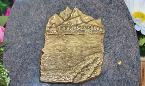 bronze-montagne-lac-village-cascade-arbres-pin-sapin-maison-randonnee-chemin-calvaire-cime-plaque-funeraire-mont