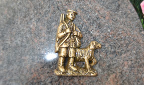 bronze-chasse-chasseur-et-chien-arret-plaque-funeraire-pompes-funebres-orange-vacqueyras