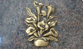 bronze-gerbes-mains-arums-pot-offrandes-rosier-pensees-edelweiss-orchidee-florales-fleurs-diverses-edelweiss-montage-decoration