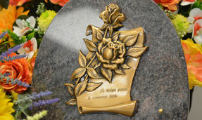 bronze-parchemin-roses-le-temps-passe-plaque-funeraire