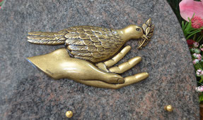 bronze-colombe-main-plaque-funeraire-pompes-funebres-orange-vacqueyras