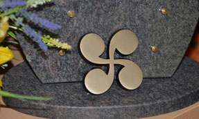 bronze-symboles-croix-basque-decoration-plaque-funeraire