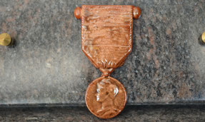 medaille-resine-epoxy-travail-plaque-obseques-enterrement
