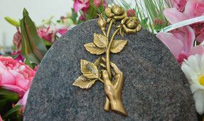 bronze-gerbes-main-roses-offrandes-porte-columbarium-plaque-funeraire