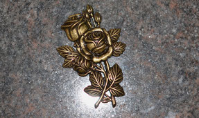 bronze-roses-decoration-porte-frontale-columbarium-marbre