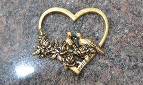 bronze-couple-colombes-coeur-roses-plaque-funeraire-pompes-funebres-orange-vacqueyras