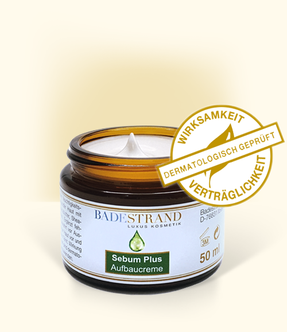 Produktabbildung: „Sebum Plus Aufbaucreme“ mit Motiv grüner Tropfen. Im Braunglastiegel 50 ml, geöffnet. Mit „Siegel – Wirksamkeit und Verträglichkeit dermatologisch geprüft“.
