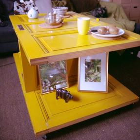 Table basse jaune à roulettes. Meuble récup' à partir d'une porte. creationsrecreatives.jimdo.com
