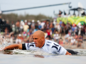 Kelly Slater surfing