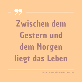 Kleiner Achtsamkeitsimpuls der Lebensfreudewerkstatt - Design mit dem Text "Das Glück liegt im Wesen des Augenblicks"