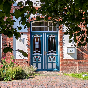 Typische nordfriesische Haustür im Friesenhaus mit Backsteinfassade und liebevollen Details