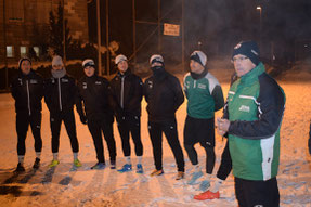 Trainer Günter Bayer und Spieler beim Trainingsauftakt.