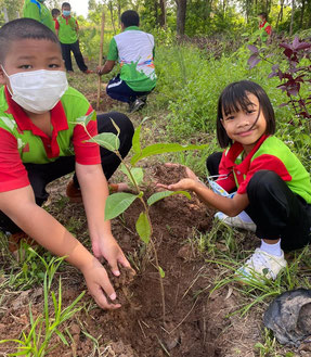 コンケンのバーンノーングムアンノイナー・ニコムサマッキー学校で植林をする子どもたち