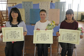 八重山上布講習会を修了した、(左から)翁長さん、千田さん、西島本さん=21日午後、伝統工芸館