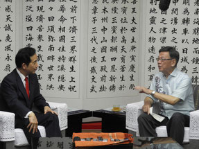翁長知事を訪問した山本地方創生担当相(左)=23日、県庁