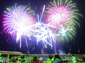 新春花火大会が行われた=旧離島桟橋