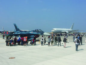 美ら島エアーフェスタ2016で展示された戦闘機の前で記念写真を撮る観客ら=10日、航空自衛隊那覇基地