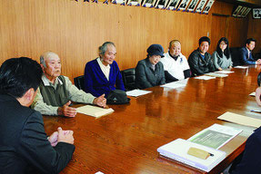 平久保地区のサガリバナ群落観光地化を要請した保存会と公民館メンバー=19日午後、市役所