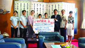 上地さんと小田島さん(中央)、中山市長ら関係者=20日午前、石垣市役所