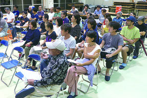 説明会には住民50人が出席した=15日夜、白保公民館