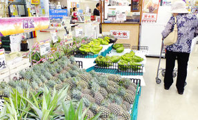 台風の影響で旧盆前の品薄が懸念される=5日午前、市内大型スーパー店
