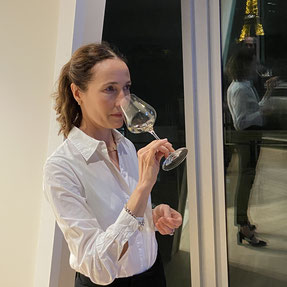 Sophie Roulé dégustant un verre de grand Bourgogne Blanc