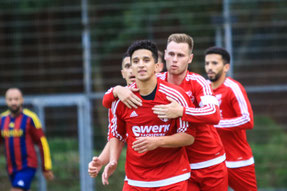 Youssef Sbou (vo.) wird von seinen Mitspielern nach seinem Tor gefeiert. Foto: Maurice Herzog