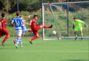 Revin Köksal (2.v.re.) erzielt das 2:0 für den OSV. Foto: Mathias Reß