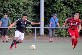 Youssef Sbou (li.) war mit einem Tor und einem Assist an beiden Toren beteiligt. Foto: Mathias Reß