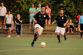 Revin Köksal (am Ball) wurde zur tragischen Figur. Foto: Mathias Reß