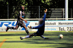 Mike Meyer spitzelt den Ball am Keeper vorbei ins Tor. Foto: Mathias Merk