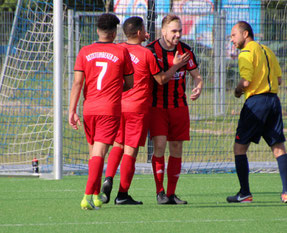 Maxi Kochsiek (2.v.re.) freut sich über seinen Treffer. Foto: Mathias Reß