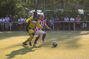 Torschüzte Marcel Meyer (re.) im Duell um den Ball. Foto: Uta Jerasch