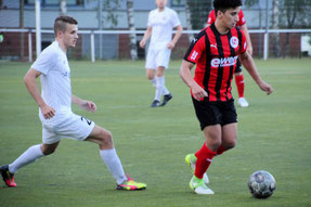 Youssef Sbou (re.) sammelte drei weitere Scorerpunkte. Foto: Mathias Reß