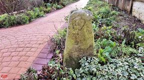Borne royale dans un jardin de Vélizy-Villacoublay.