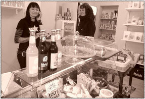 Tati (li.) in ihrem Shop