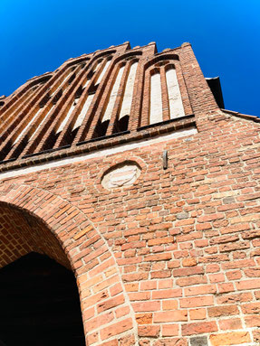 Ein Kirchturm aus Backstein