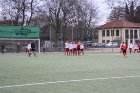 In der ersten Halbzeit kam der FC Ahrensburg nur während Standardsituationen vors Timmerhorner Tor: Hier drischt Dennis Helmig anschließend den Ball in die Mauer. Foto: Holger Meincke
