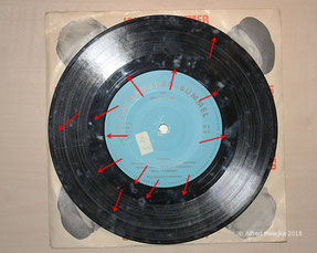 Eine 7"-Single die mit Stockflecken übersäht ist. Der Schimmel hat sich bei diesem Exemplar sogar in das Vinyl eingefressen (→Totalschaden)!.