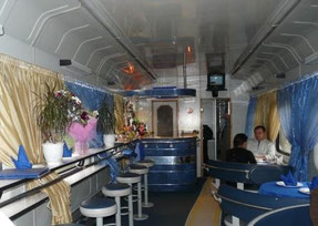 Wagon restaurant dans un train russe