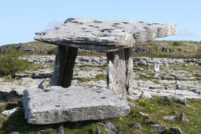 Poulnabrone Dolmen inmitten der kargen Landschaft des Burren ©My own Travel