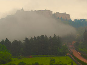 das Kloster Monte Cassino im Nebel eingehüllt