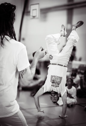 Cours de capoeira adulte à Toulouse avec Quilombo Capoeira Toulouse : apprentissage des mouvements, techniques et jeux de capoeira.
